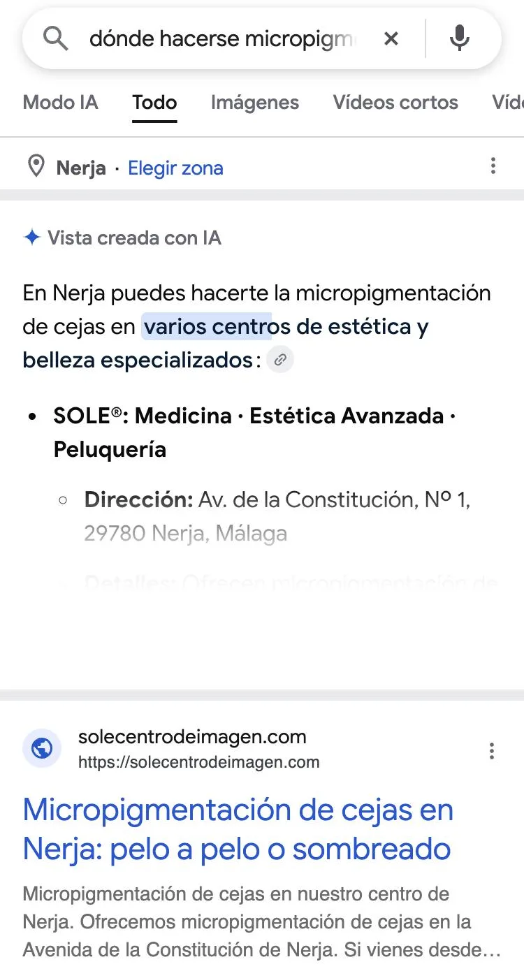 Resultado de Google para «dónde hacerse micropigmentación de cejas en nerja»: la Vista creada con IA nombra SOLE en primer lugar y su página de cejas es el primer resultado web