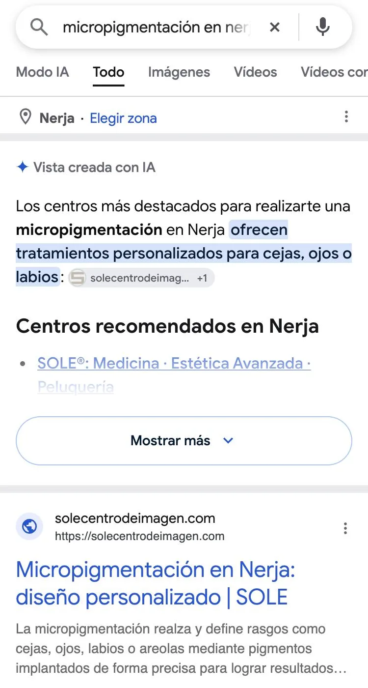 Resultado de Google para «micropigmentación en nerja»: la Vista creada con IA recomienda SOLE en primer lugar y solecentrodeimagen.com es el primer resultado web